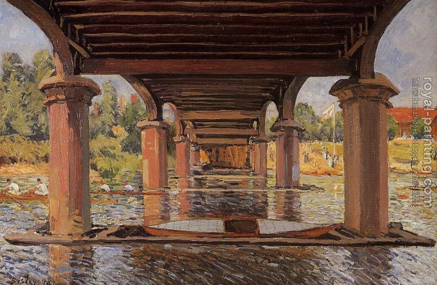 Alfred Sisley : Under the Bridge at Hampton Court